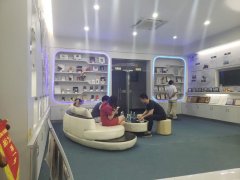 广州客户来访888彩票全胶钢化膜厂家　