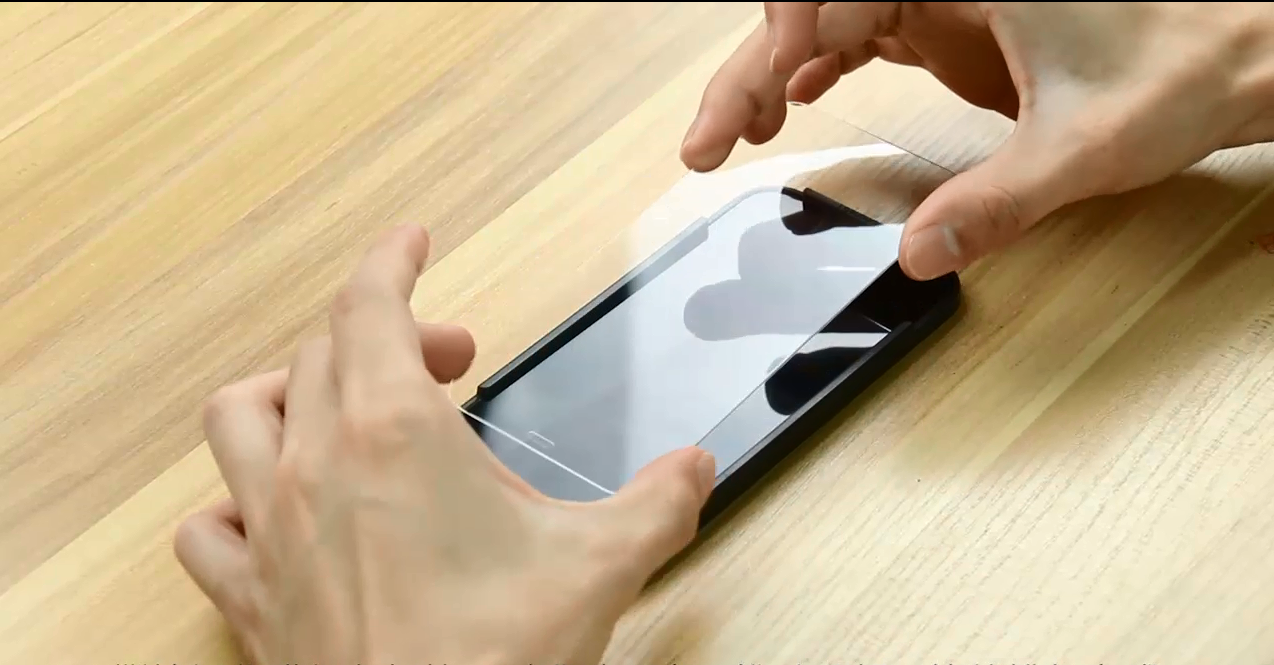 适用于iPhone 12 Pro钢化膜真机测试