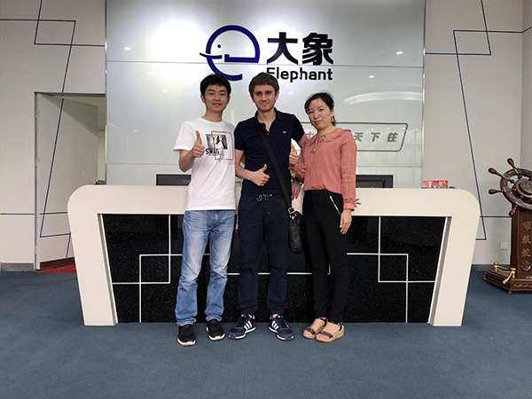 乌克兰客户到访888彩票钢化膜工厂
