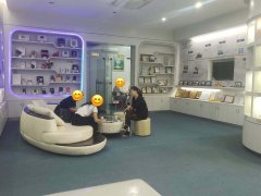 深圳客户来访888彩票钢化膜生产厂商