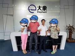 东莞的客户到888彩票东莞钢化玻璃膜厂家参观
